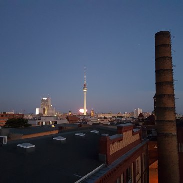 Bild zeigt Berlin mit dem Fernsehturm in der Abenddämmerung